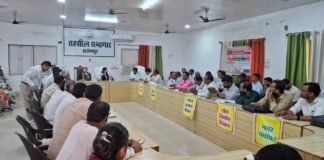 देवरिया : फार्मर रजिस्ट्री एवं अंश निर्धारण को लेकर अधिकारियों की महत्वपूर्ण बैठक