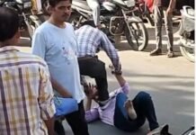 फर्रुखाबाद में पैसों के लेन-देन को लेकर बवाल: बीच सड़क पर दो पक्षों में जमकर मारपीट, दौड़ा-दौड़ाकर पीटा; वीडियो वायरल