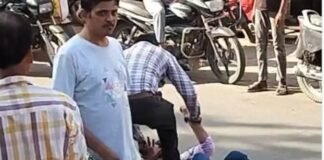 फर्रुखाबाद में पैसों के लेन-देन को लेकर बवाल: बीच सड़क पर दो पक्षों में जमकर मारपीट, दौड़ा-दौड़ाकर पीटा; वीडियो वायरल