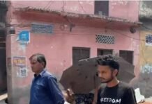 इंसानियत की जीत : ठेले पर बैंक पहुंची बुजुर्ग दादी के घर पहुंचे मैनेजर, हाथ जोड़कर मांगी माफी