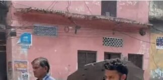 इंसानियत की जीत : ठेले पर बैंक पहुंची बुजुर्ग दादी के घर पहुंचे मैनेजर, हाथ जोड़कर मांगी माफी