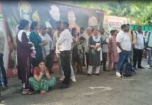 लखनऊ : उप मुख्यमंत्री बृजेश पाठक के आवास पर पहुंची महिला स्वास्थ्य कर्मी, गृह जनपद ट्रांसफर की मांग