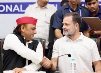 दिल्ली में INDIA ब्लॉक बैठक : राहुल-अखिलेश की गर्मजोशी, यूपी-2027 पर तेज हुई चर्चा