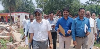 देवरिया : डीएम ने दो निर्माणाधीन परियोजनाओं का किया औचक निरीक्षण, गुणवत्ता और समयबद्धता पर दिए सख्त निर्देश