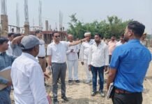 देवरिया : डीएम ने दो निर्माणाधीन परियोजनाओं का किया औचक निरीक्षण, गुणवत्ता और समयबद्धता पर दिए सख्त निर्देश