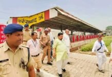 फर्रुखाबाद रेलवे स्टेशन के निर्माण कार्य में मिलीं गंभीर खामियां, निरीक्षण के दौरान सांसद मुकेश राजपूत भड़के