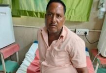 फर्रुखाबाद में आवारा कुत्तों का आतंक : दुकान जा रहे दुकानदार पर झुंड ने बोला हमला, पैर में लगे तीन टांके