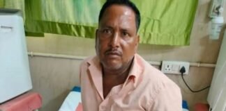 फर्रुखाबाद में आवारा कुत्तों का आतंक : दुकान जा रहे दुकानदार पर झुंड ने बोला हमला, पैर में लगे तीन टांके