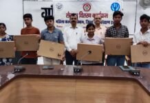 मुख्यमंत्री बाल सेवा योजना के तहत देवरिया में 6 बच्चों को लैपटॉप वितरित, सीएम योगी की योजना से मिला डिजिटल सहारा