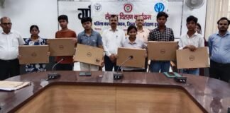 मुख्यमंत्री बाल सेवा योजना के तहत देवरिया में 6 बच्चों को लैपटॉप वितरित, सीएम योगी की योजना से मिला डिजिटल सहारा