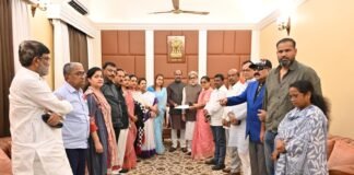 रविवार को लोकसभा स्पीकर ओम बिरला से मिले TMC के 20 बागी सांसद, तस्वीर में निशिकांत दुबे की मौजूदगी पर चर्चा