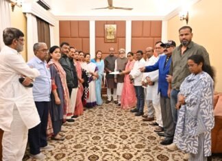 रविवार को लोकसभा स्पीकर ओम बिरला से मिले TMC के 20 बागी सांसद, तस्वीर में निशिकांत दुबे की मौजूदगी पर चर्चा