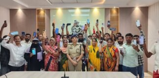 फर्रुखाबाद पुलिस की बड़ी सफलता : 28 लाख रुपये के 125 खोए मोबाइल बरामद, पीड़ितों को लौटाई मुस्कान