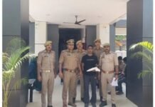 फोन पर बात करने से इंकार करने पर प्रेमिका को गोली मारने वाला आरोपी गिरफ्तार, अवैध तमंचा बरामद