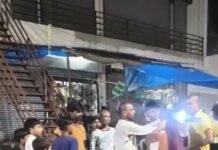 दिनदहाड़े छेड़खानी पर भड़की महिला, युवक की चप्पलों से की पिटाई; वीडियो वायरल