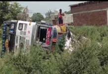 कायमगंज में बड़ा हादसा टला, मैदा से भरा ट्रक सड़क किनारे खाई में पलटा