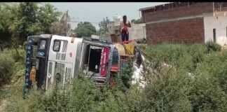 कायमगंज में बड़ा हादसा टला, मैदा से भरा ट्रक सड़क किनारे खाई में पलटा