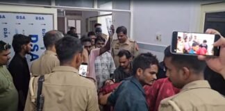 एटा : संदिग्ध परिस्थितियों में पत्नी को घर में गोली मारी, गंभीर हालत में अस्पताल में भर्ती