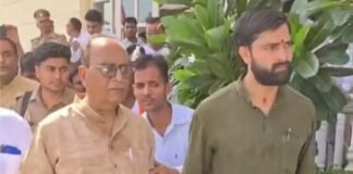 प्रभारी मंत्री के सामने मंच पर बेहोश होकर गिरे विधायक सुशील शाक्य, कार्यक्रम में मचा हड़कंप