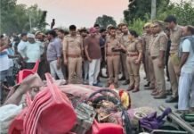 शादी की खुशियां मातम में बदलीं : टेंट का सामान लेकर जा रही ट्रैक्टर-ट्रॉली पलटी, 9 युवक घायल