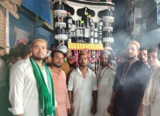 मोहर्रम की चौथी तारीख पर अकीदत का सैलाब, खानसामा कमेटी का अलम जुलूस शान-ओ-शौकत से निकला