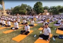 लखनऊ रेजिडेंसी में डिप्टी सीएम ब्रजेश पाठक संग सैकड़ों लोगों ने किया सामूहिक योग
