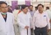 सीएमओ के औचक निरीक्षण में खुली लोहिया अस्पताल की पोल: डॉक्टर गायब, आयुष्मान काउंटर सूना; मरीजों का इलाज करने खुद कुर्सी पर बैठे डॉ. आनंद उपाध्याय