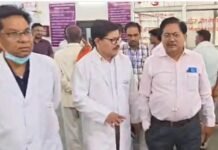 सीएमओ के औचक निरीक्षण में खुली लोहिया अस्पताल की पोल: डॉक्टर गायब, आयुष्मान काउंटर सूना; मरीजों का इलाज करने खुद कुर्सी पर बैठे डॉ. आनंद उपाध्याय