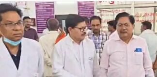 सीएमओ के औचक निरीक्षण में खुली लोहिया अस्पताल की पोल: डॉक्टर गायब, आयुष्मान काउंटर सूना; मरीजों का इलाज करने खुद कुर्सी पर बैठे डॉ. आनंद उपाध्याय