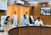 सड़क निर्माण कार्यों में लापरवाही पर सख्त हुए डीएम, अनुपस्थित अधिशासी अभियंता के खिलाफ कार्रवाई के निर्देश
