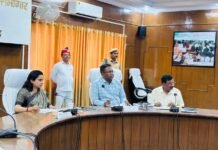 सड़क निर्माण कार्यों में लापरवाही पर सख्त हुए डीएम, अनुपस्थित अधिशासी अभियंता के खिलाफ कार्रवाई के निर्देश