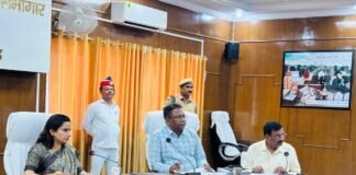 सड़क निर्माण कार्यों में लापरवाही पर सख्त हुए डीएम, अनुपस्थित अधिशासी अभियंता के खिलाफ कार्रवाई के निर्देश