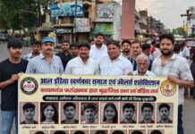 कायमगंज में गमगीन माहौल के बीच उमड़ा जनसैलाब, मासूम छात्रों की याद में जलाए गए मोमबत्तियां, दो मिनट का मौन रख दी श्रद्धांजलि