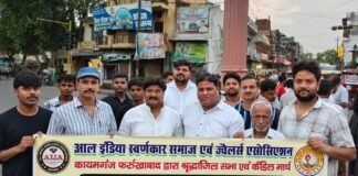 कायमगंज में गमगीन माहौल के बीच उमड़ा जनसैलाब, मासूम छात्रों की याद में जलाए गए मोमबत्तियां, दो मिनट का मौन रख दी श्रद्धांजलि