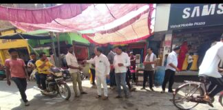 गंगा दशहरा पर व्यापारियों ने किया शर्बत वितरण, राहगीरों और श्रद्धालुओं को दी गर्मी से राहत