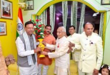 लखनऊ: भाजपा प्रदेश अध्यक्ष पंकज चौधरी ने डॉ. राम मनोहर लोहिया के परिजनों से की मुलाकात, सपा प्रवक्ता साजन का तंज