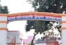 एटा: पुरानी रंजिश में प्रधानाचार्य ने अपने ही क्लर्क की की निर्मम हत्या, गाड़ी में शव लेकर फरार था, परिजनों ने पकड़ा