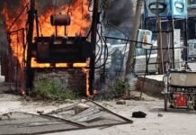 कुशीनगर : बिजली ट्रांसफार्मर फटने से बड़ा हादसा, पति-पत्नी समेत 4 लोग झुलसे, दो की हालत नाजुक