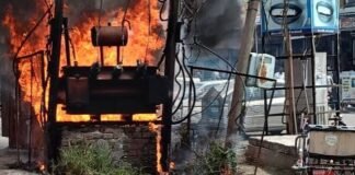 कुशीनगर : बिजली ट्रांसफार्मर फटने से बड़ा हादसा, पति-पत्नी समेत 4 लोग झुलसे, दो की हालत नाजुक