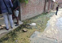 उत्तर प्रदेश : महाबलपुर में दो महीने से जलभराव, सड़क पर उतरे ग्रामीण; समाधान न होने पर बड़े आंदोलन की चेतावनी