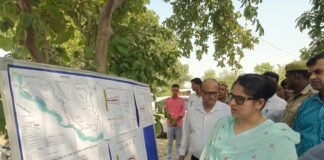उत्तर प्रदेश : गोंडा में बाढ़ सुरक्षा व्यवस्थाओं का जिलाधिकारी ने किया स्थलीय निरीक्षण, अधिकारियों को दिए आवश्यक निर्देश