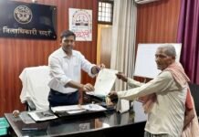 उत्तर प्रदेश: लाचार बुजुर्ग के लिए ‘मसीहा’ बने रायबरेली एसडीएम, जेब से भरे स्टाम्प के पैसे, मिनटों में दिलाया बुजुर्ग को उसका हक