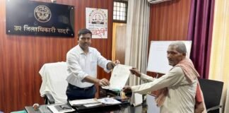उत्तर प्रदेश: लाचार बुजुर्ग के लिए ‘मसीहा’ बने रायबरेली एसडीएम, जेब से भरे स्टाम्प के पैसे, मिनटों में दिलाया बुजुर्ग को उसका हक