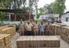 उत्तर प्रदेश : लोहे के गुप्त केबिन और लकड़ी के बुरादे में छिपाकर पंजाब से बिहार लाई जा रही 58 लाख की अवैध शराब ज़ब्त