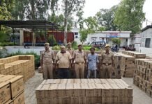 उत्तर प्रदेश : लोहे के गुप्त केबिन और लकड़ी के बुरादे में छिपाकर पंजाब से बिहार लाई जा रही 58 लाख की अवैध शराब ज़ब्त