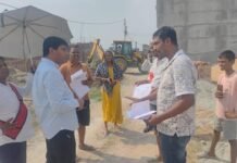 उत्तर प्रदेश : चंदौली में नोटिस के बाद भी नहीं हटाया कब्जा, प्रशासन ने जेसीबी से तोड़ा अवैध निर्माण; SDM की मौजूदगी में हुई कार्रवाई