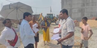 उत्तर प्रदेश : चंदौली में नोटिस के बाद भी नहीं हटाया कब्जा, प्रशासन ने जेसीबी से तोड़ा अवैध निर्माण; SDM की मौजूदगी में हुई कार्रवाई
