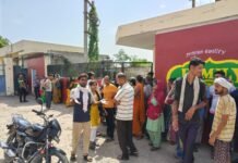 उत्तर प्रदेश: वेतन वृद्धि की मांग पर रोल ट्यूब फैक्ट्री में तीसरे दिन भी धरना-प्रदर्शन जारी, मजदूरों का फूटा गुस्सा