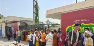 उत्तर प्रदेश : वेतन वृद्धि की मांग पर रोल ट्यूब फैक्ट्री में तीसरे दिन भी धरना-प्रदर्शन जारी, मजदूरों का फूटा गुस्सा
