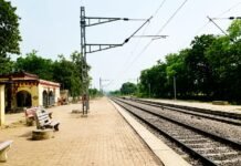 उत्तर प्रदेश : रायबरेली का लक्ष्मणपुर स्टेशन या ‘यातना गृह’? न छांव, न पानी; ‘सिस्टम’ ने यात्रियों को तीखी धूप में तपने के लिए छोड़ा…